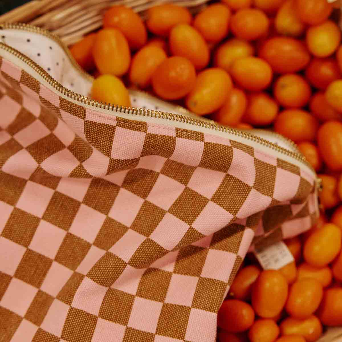 LILI FLAT POUCH CHECKERBOARD STRAWBERRY: TOFFEE / CHECKERBOARD