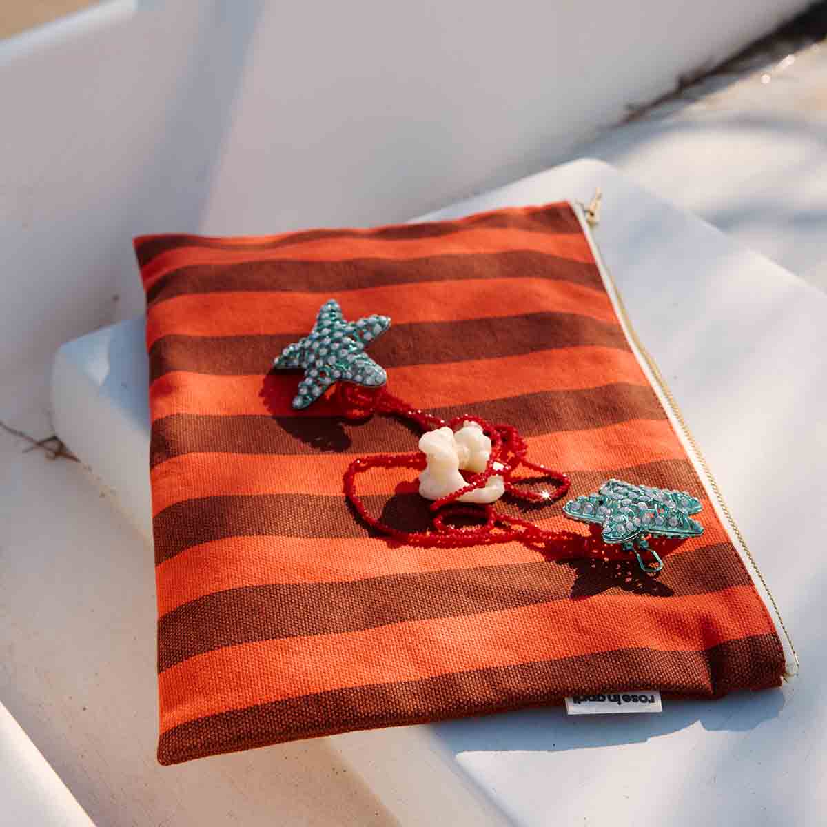 LILI FLAT POUCH STRIPES BROWN / TOMATO: MARRON / TOMATE