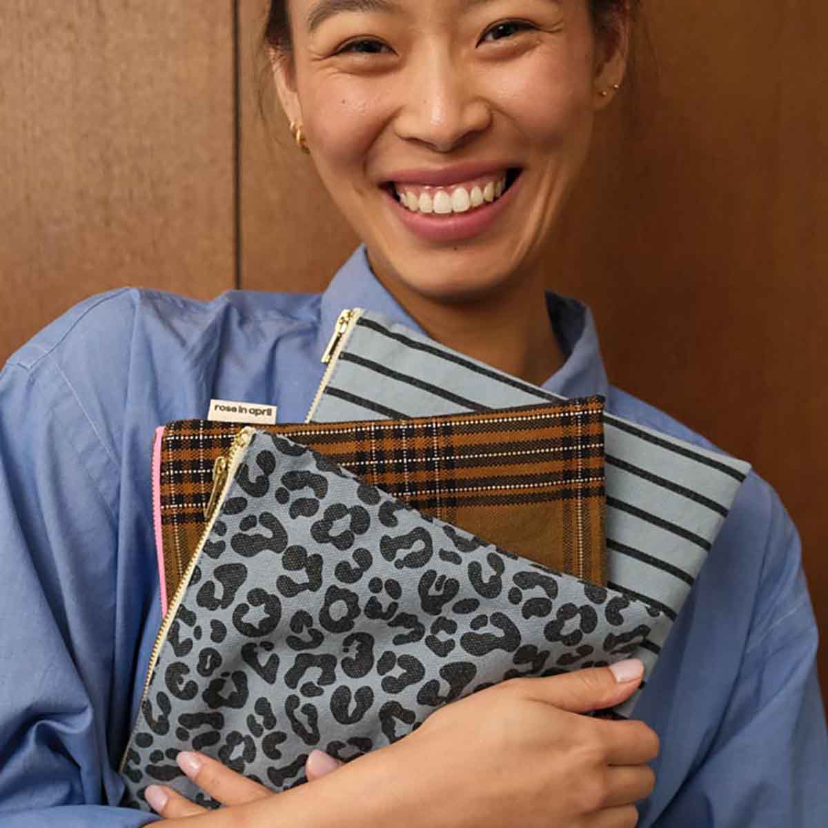 LILI FLAT POUCH STRIPES TENNIS BLACK / SKY BLUE