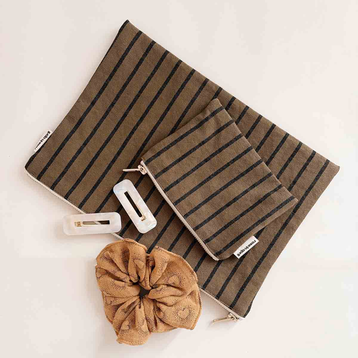 LILI FLAT POUCH STRIPES TENNIS BLACK / OLIVE