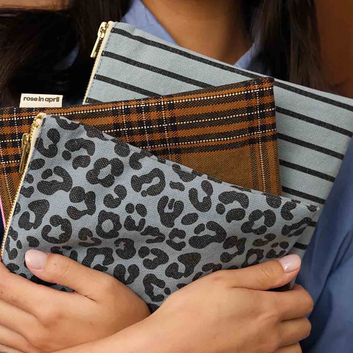 LILI FLAT POUCH TARTAN