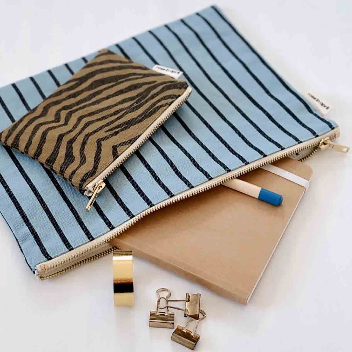 LILI FLAT POUCH STRIPES TENNIS BLACK /  SKY BLUE