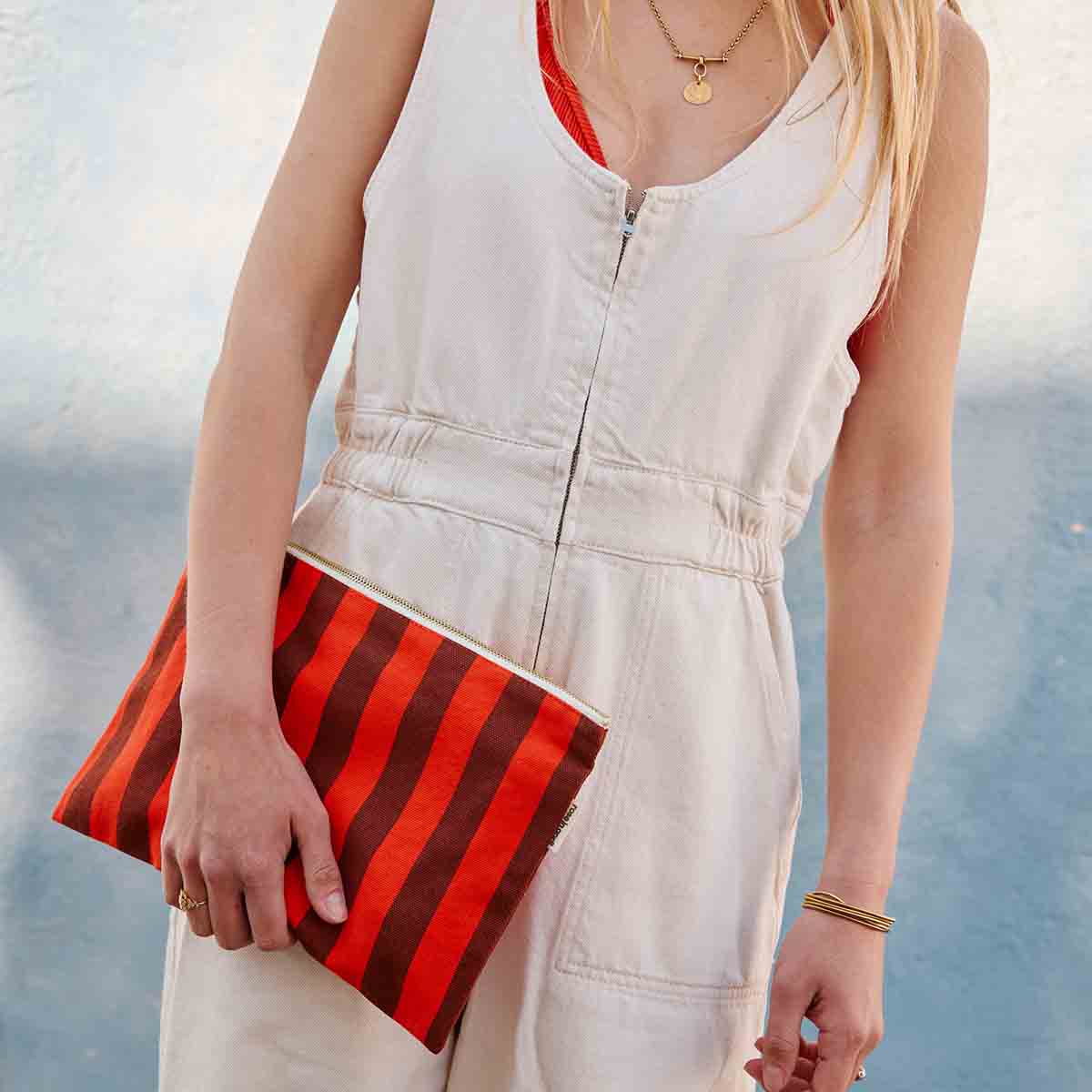 LILI FLAT POUCH STRIPES BROWN / TOMATO: MARRON / TOMATE