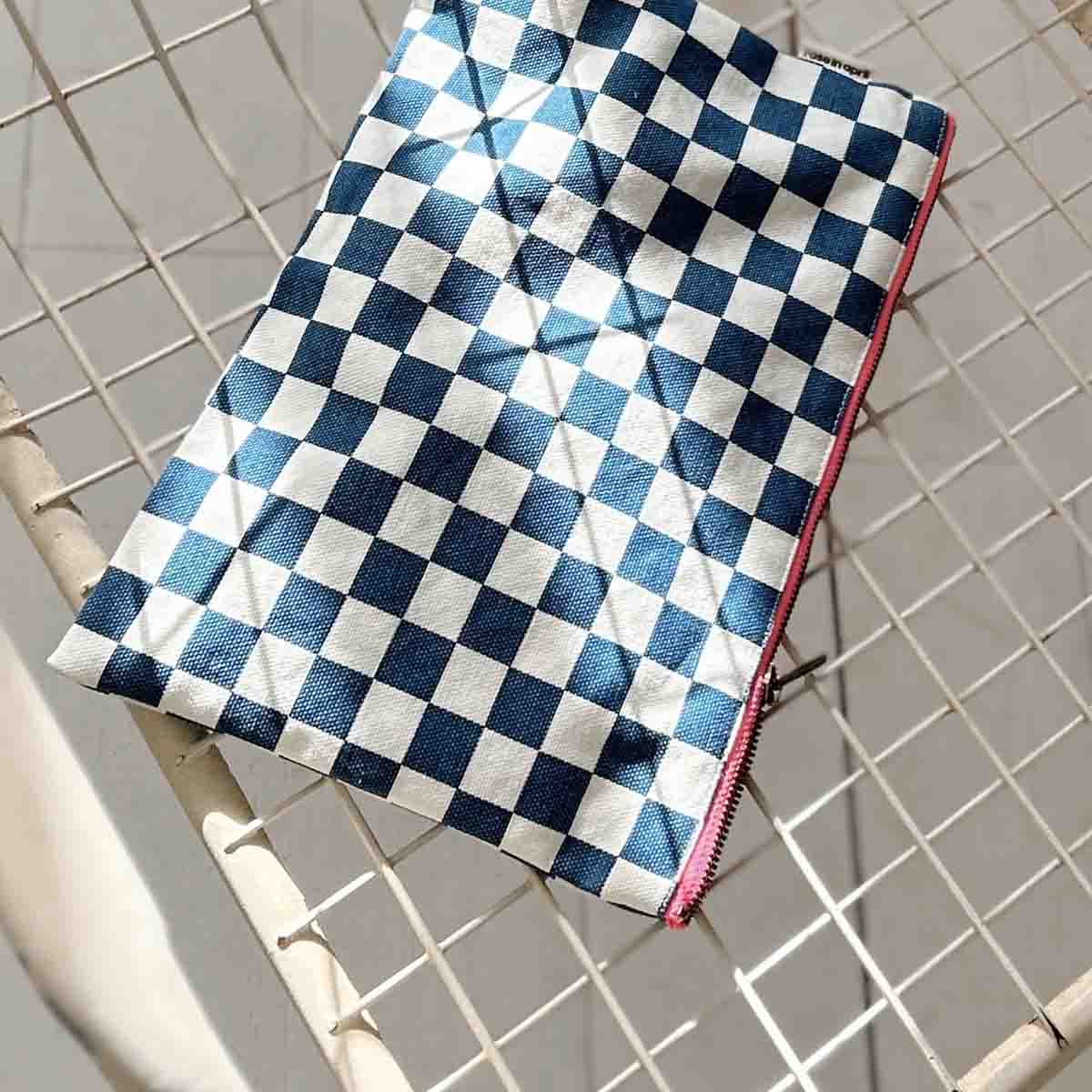 LILI FLAT POUCH CHECKERBOARD ECRU / NAVY BLUE: ECRU/NAVY BLUE / CHECKERBOARD