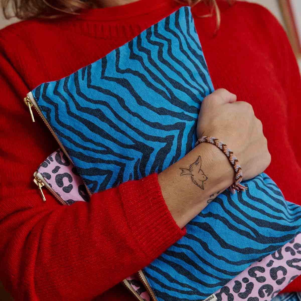 LILI FLAT POUCH ZEBROU GREEK BLUE: GREEK BLUE / ZEBROU