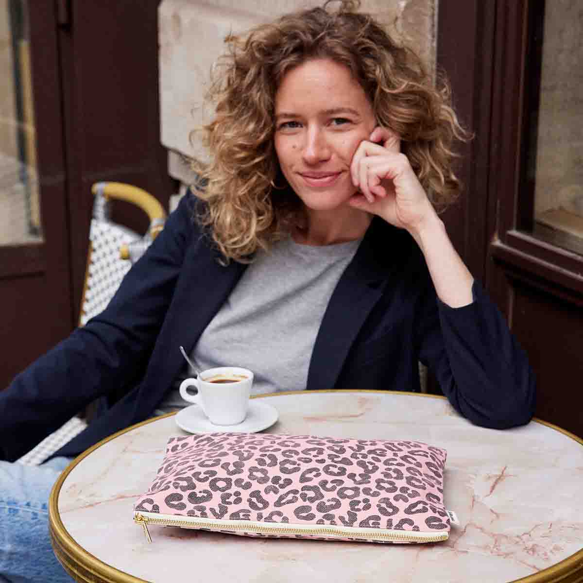 LILI FLAT POUCH GRAOU STRAWBERRY: STRAWBERRY / GRAOU