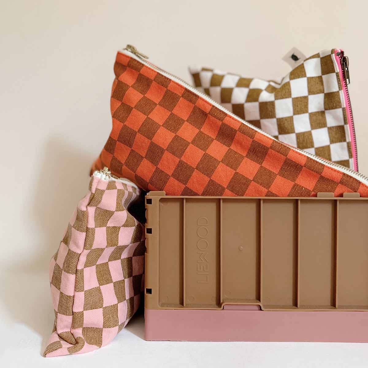 LILI FLAT POUCH CHECKERBOARD STRAWBERRY: TOFFEE / CHECKERBOARD