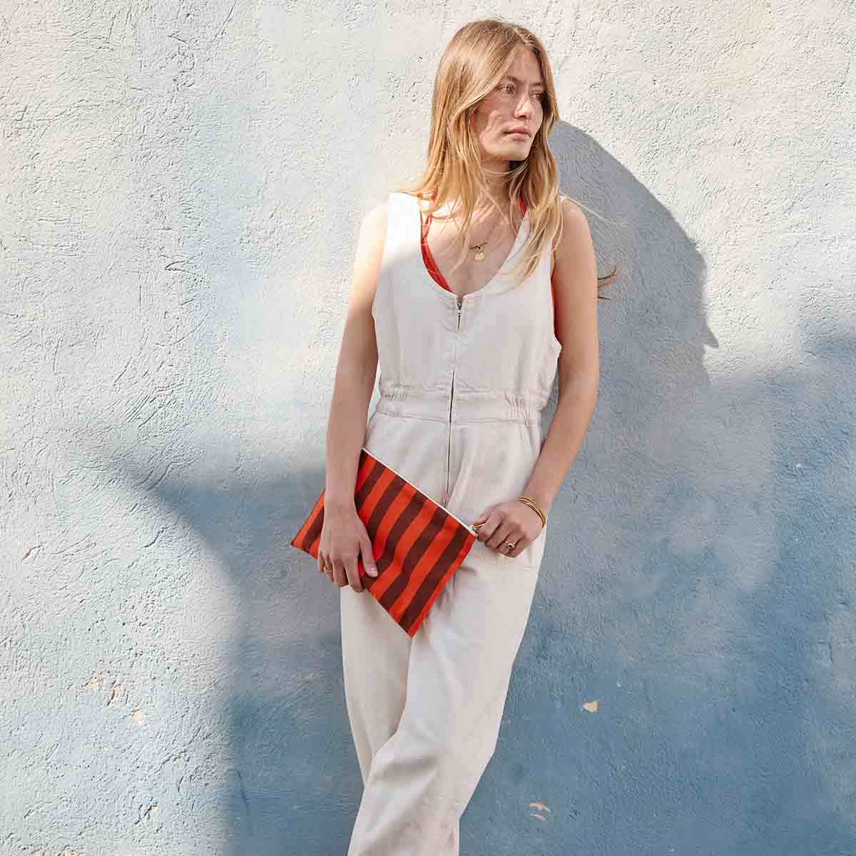 LILI FLAT POUCH STRIPES BROWN / TOMATO: MARRON / TOMATE