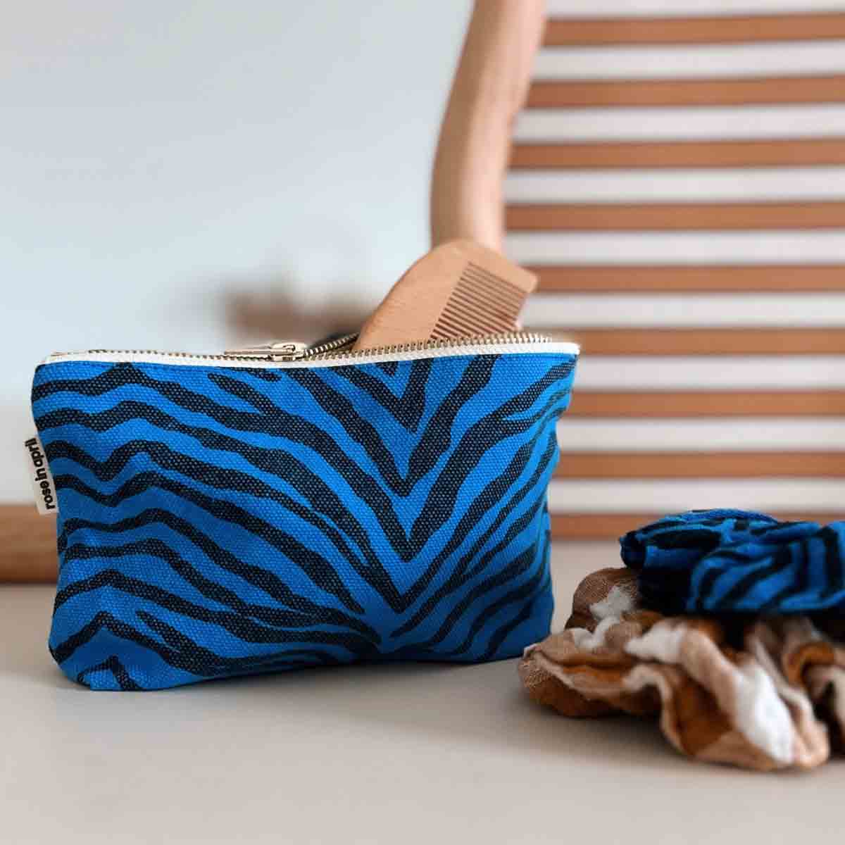 POUCH SOFIA ZEBROU GREEK BLUE: GREEK BLUE / ZEBROU
