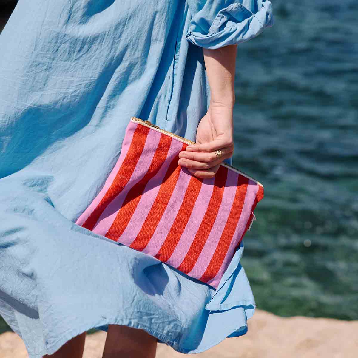 LILI FLAT POUCH STRIPES ORCHID / TOMATO: ORCHID / TOMATO