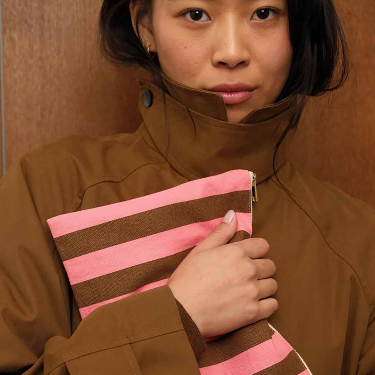LILI FLAT POUCH STRIPES  FUNKY PINK / OLIVE