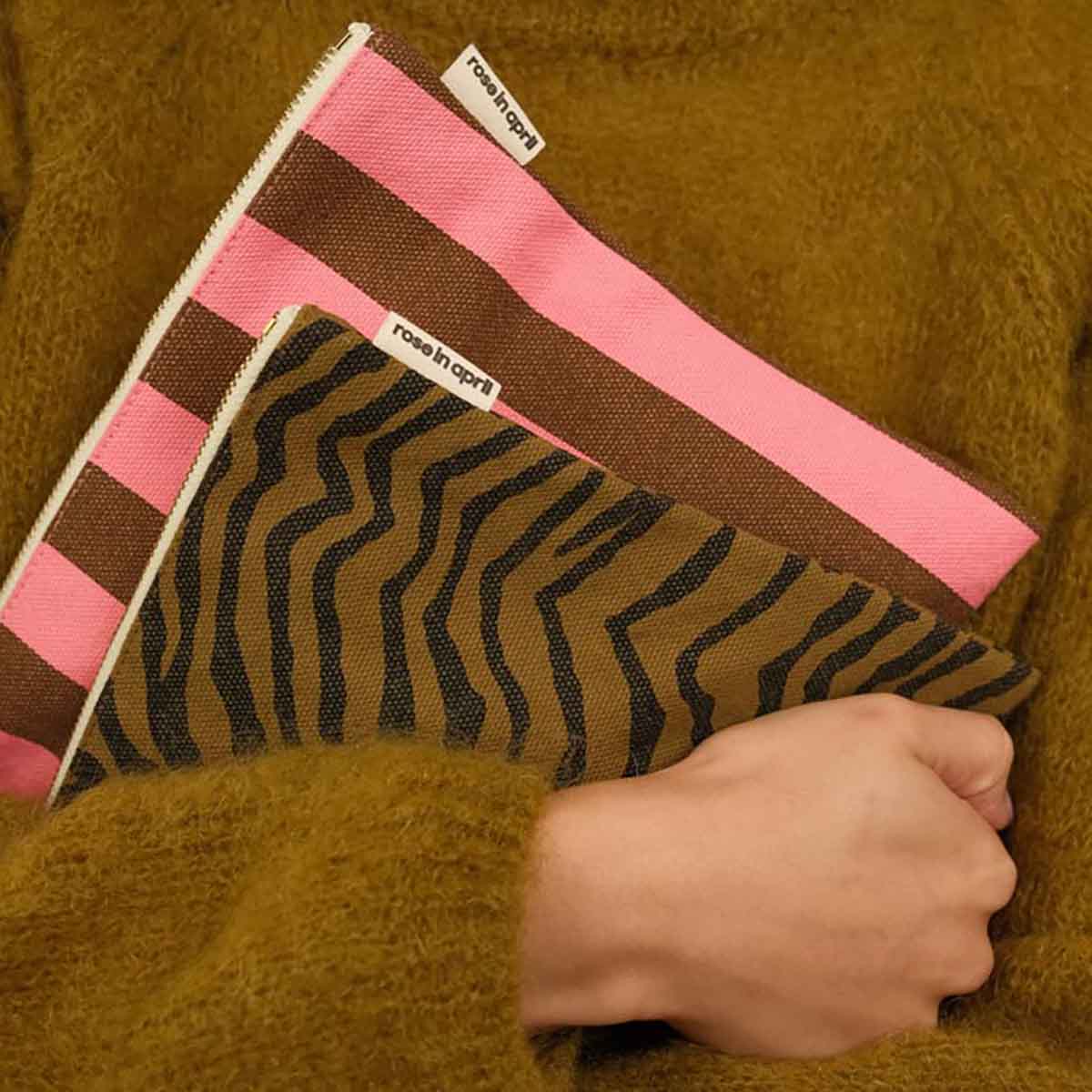 LILI FLAT POUCH STRIPES  FUNKY PINK / OLIVE