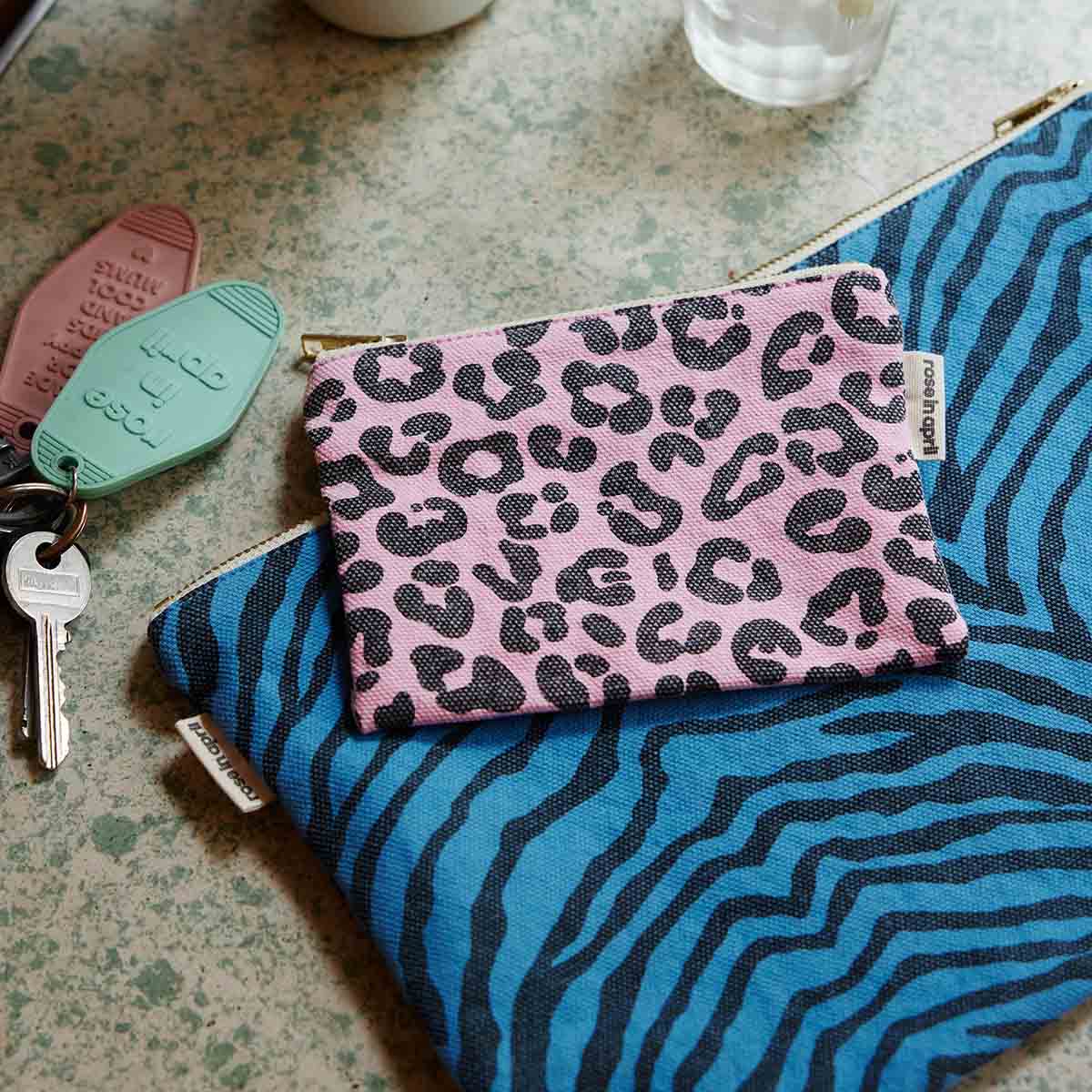 LILI FLAT POUCH ZEBROU GREEK BLUE: GREEK BLUE / ZEBROU