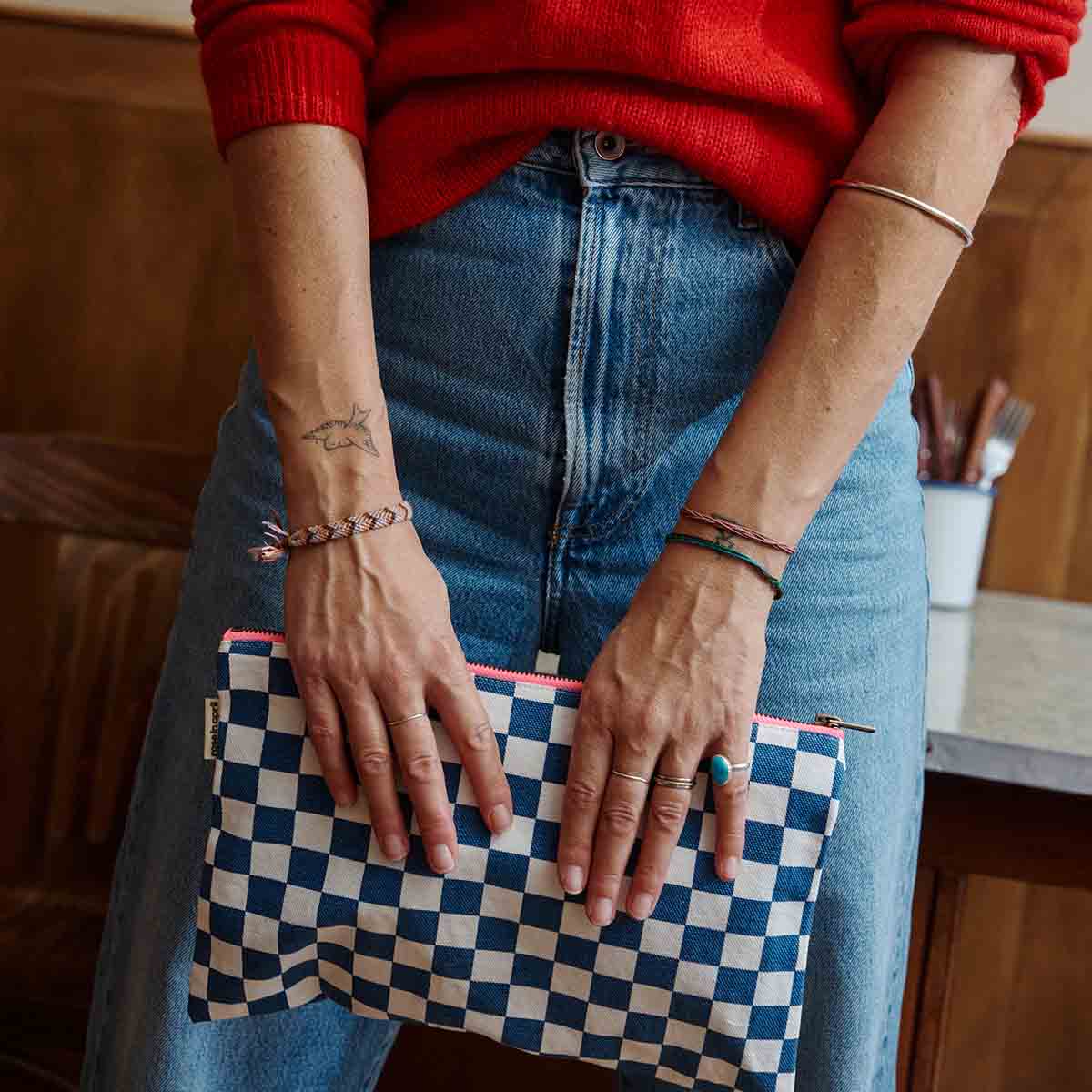 LILI FLAT POUCH CHECKERBOARD ECRU / NAVY BLUE: ECRU/NAVY BLUE / CHECKERBOARD