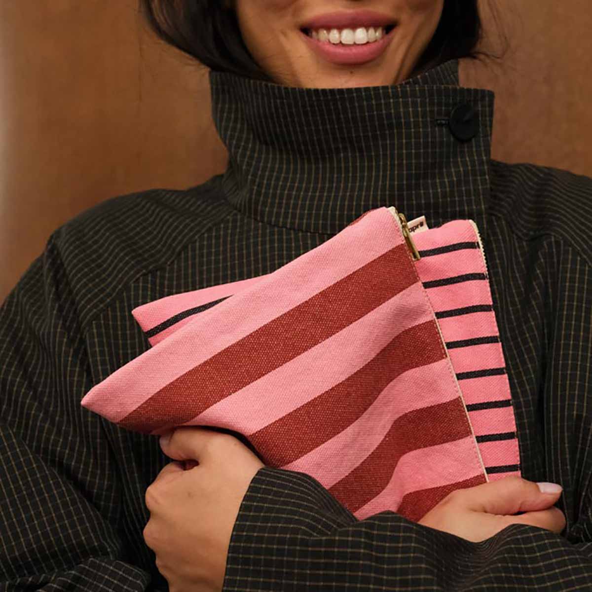 LILI FLAT POUCH STRIPES TENNIS BLACK / FUNKY PINK